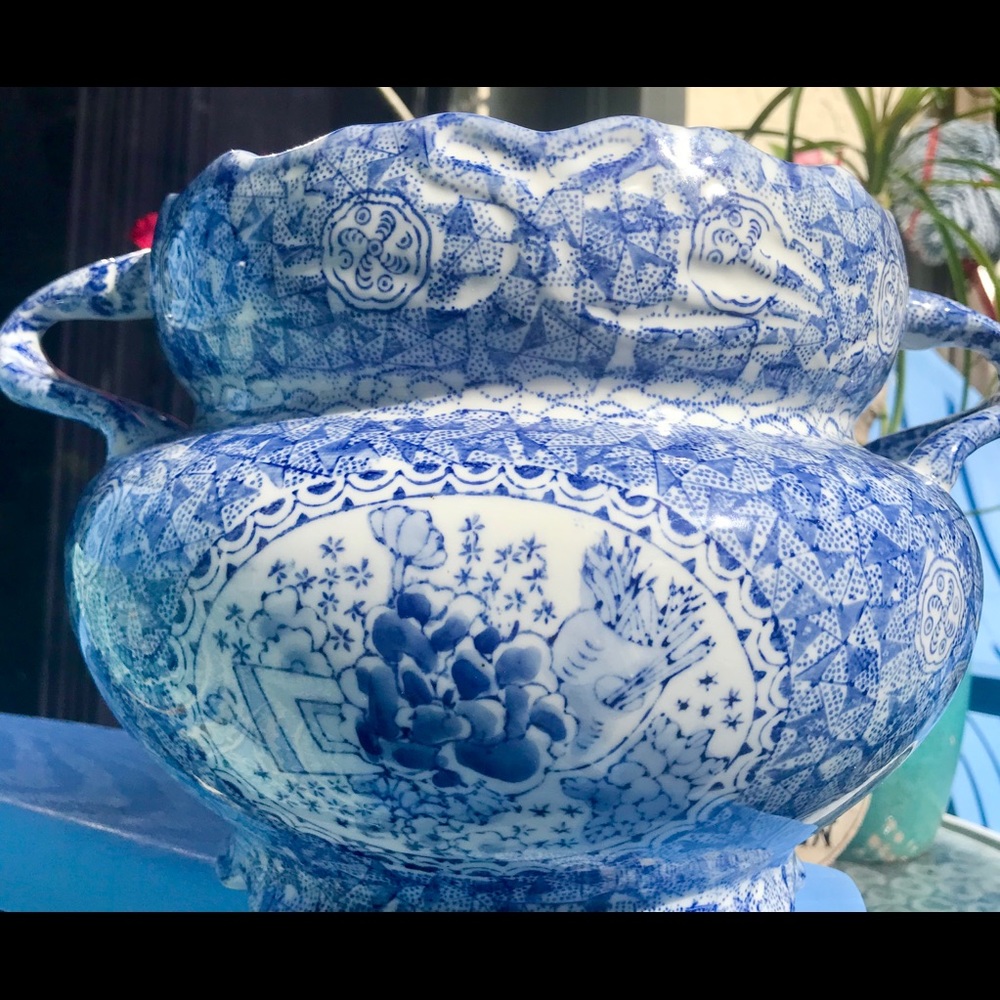 🦋🦋 China Vase Or Pot. Vintage Blue And White !